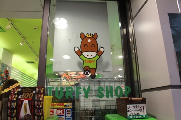 競馬グッズや菓子などを販売するTURFY SHOP