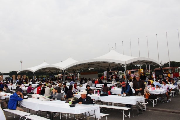 多くの人々で賑わうビアフェス会場。競馬をしなくても楽しめる！