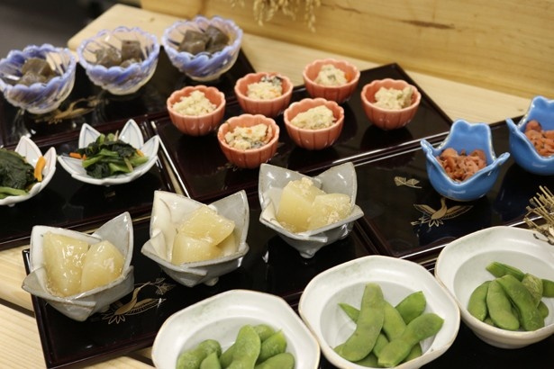 【写真を見る】日本酒にぴったりの和風のつまみが多数そろう