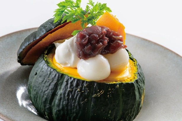 ディナータイムの「大地のデザート 旬野菜のアラモード」(1058円)。坊ちゃんかぼちゃのムースにつぶあんや白玉団子、生クリームをトッピング