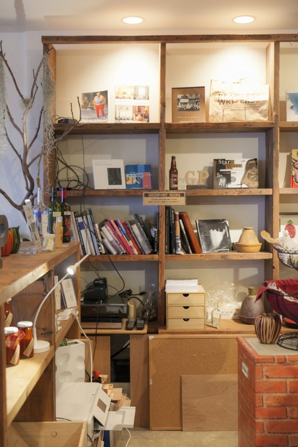 葉山マリーナ GREENPOINT内には、地場食材や書籍が買えるコーナーが設けられている