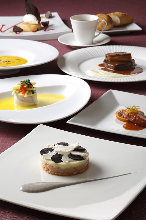 【写真を見る】リニューアル記念としてリニューアルを記念して、 トリュフやフォアグラなど豪華食材を用いた「特別ディナーコース」(5500円)が10月限定で登場