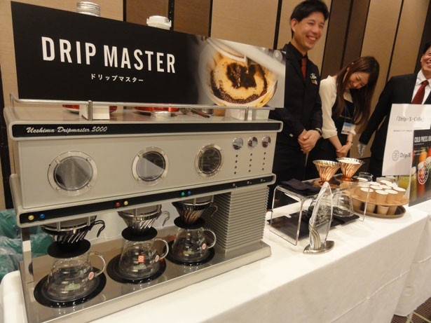バリスタチャンピオンの抽出技術を再現した機械でコーヒーが提供される/Drip-X-Cafe(第2期オープン店)