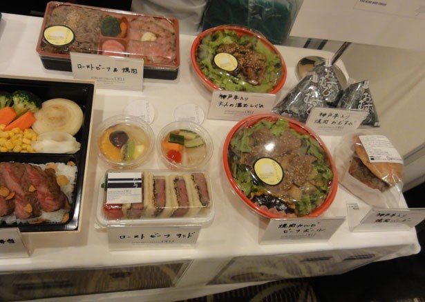 お弁当のほかにも、おにぎりやバーガーなど、軽食も販売される/神戸ビフテキ亭DELI