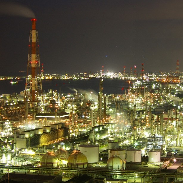 日本夜景遺産新規認定地、三重県の四日市港ポートビル。三重県内で最も高い地上100mを誇る超高層ビルで、最上階にある展望室からは大パノラマの工場夜景を眺められる