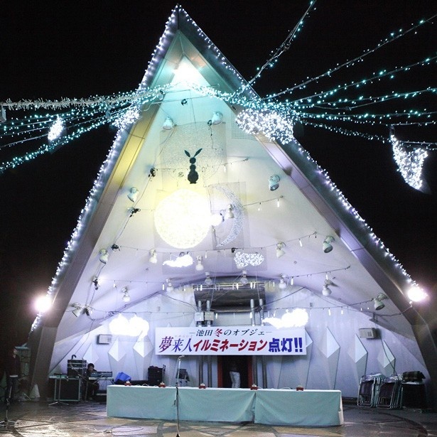 日本夜景遺産新規認定地、徳島県の池田冬のオブジェ 夢来人イルミネーション。約10万個の電球が冬の空に映える斬新な演出が見どころ。開催は12月上旬～1月上旬