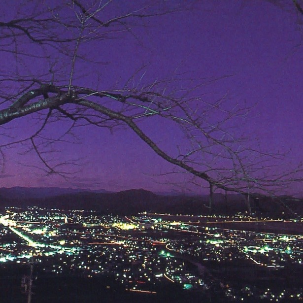 日本夜景遺産新規認定地、静岡県の牧之原公園。標高100～200mの牧ノ原台地の一角にあり、市街地の光と富士山や駿河湾のシルエットが望める。夕焼け後の空が青みを帯びる時間帯がおすすめ
