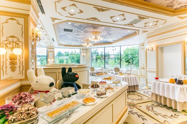 パティシエ自慢のスイーツ約30種類がそろう、週末限定スイーツビュッフェ(大人1名2100円)