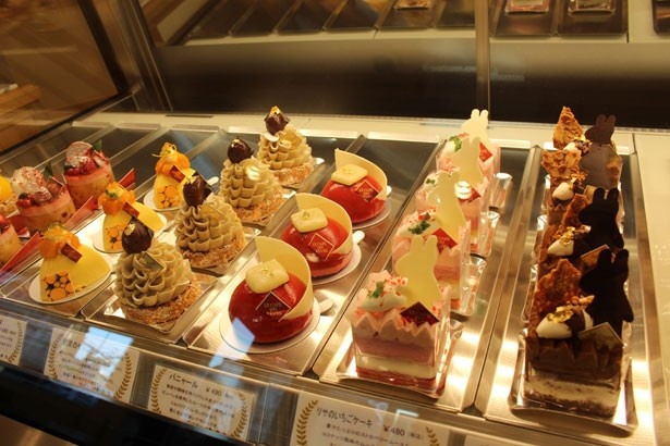 パティスリーブティックのショーケースには、色とりどりのケーキが並ぶ
