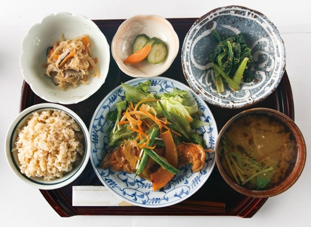 南武線谷保駅から徒歩5分の「やぼろじ」は築60年の旧家にギャラリーやカフェが入る。写真は母屋の「やまもりカフェ」の「日替わり母めし定食」(1130円)