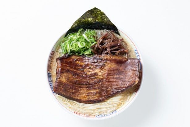 第1回札幌ラーメンショーで1万杯を越えた福岡「博多だるま」による「濃厚博多豚骨炙り豚トロ肉盛りラーメン」(850円)は、濃厚豚骨スープに定番の細麺が合わさる