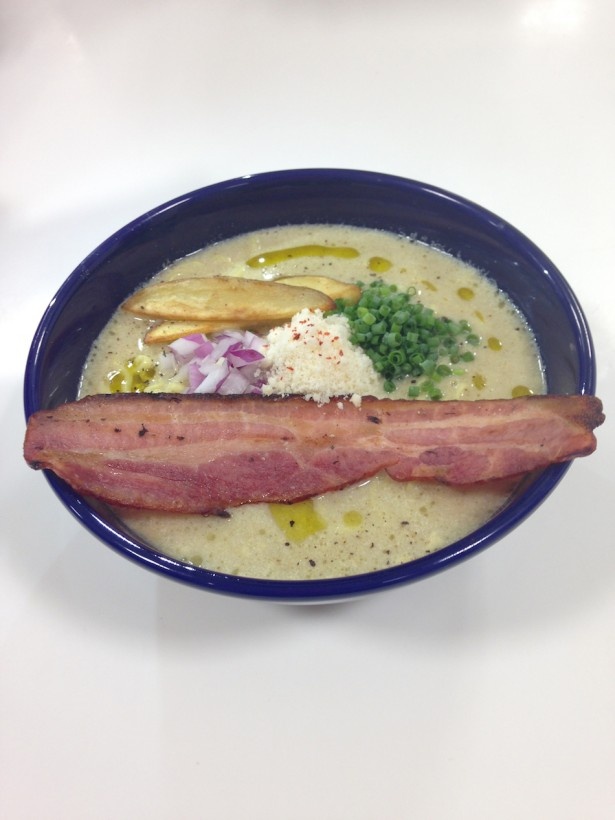 NY発、濃厚な豚骨クラムチャウダー×中太麺の「クラムチャウダー・ヌードル from NY」(850円)は、博多一風堂と五行のコラボで誕生