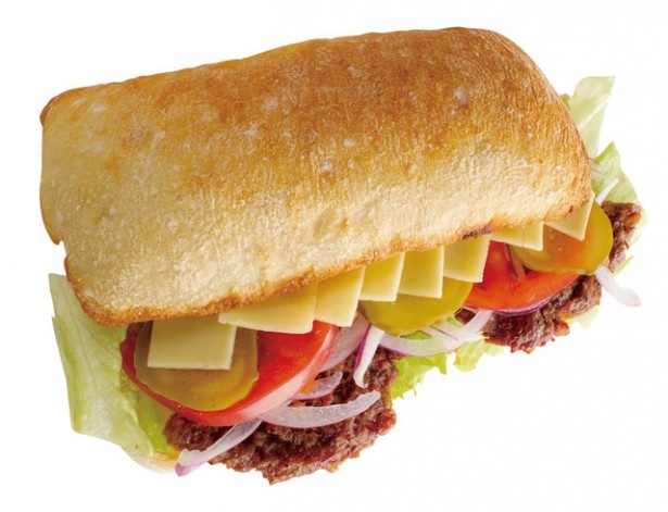 フランスで1番人気のホットサンド「トースト ピュール ブッフ」(写真740円、ハーフ380円）。ビーフ100％のパテと野菜、チーズを挟んでボリュームたっぷり