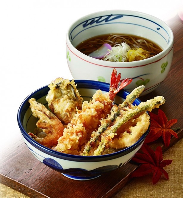 ｢かきと芝海老の小町｣(790円)。小天丼(蒸しカキ、シバエビ、エビ、レンコン、インゲン)と小そばのセット