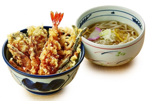 ｢かきと芝海老の小町｣(790円)。小天丼(蒸しカキ、シバエビ、エビ、レンコン、インゲン)と小うどんのセット