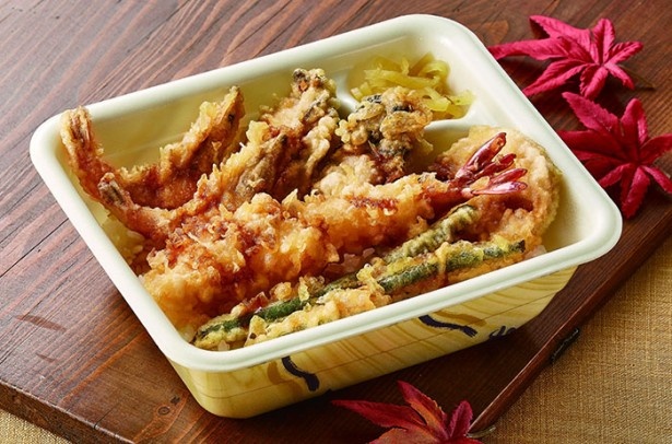 持ち帰りメニュー｢かきと芝海老天丼弁当(お新香付)｣(830円)。蒸しカキ2個、シバエビ2尾、エビ、レンコン、インゲン入り