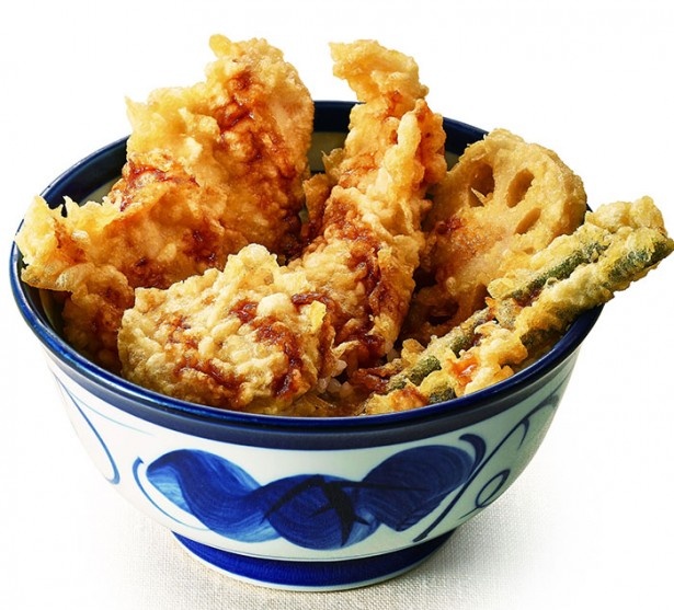 ｢ふもと赤鶏天丼｣(みそ汁付650円)。歯切れの良い肉質の鶏天2枚、コリコリのつくね天、レンコン、インゲンの盛り合わせ