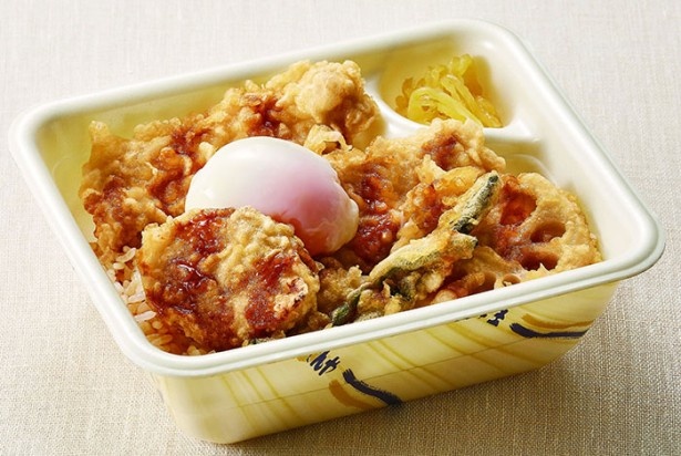 持ち帰りメニュー｢ふもと赤鶏天丼弁当｣(半熟卵・お新香付690円)。鶏天2枚、つくね天、レンコン、インゲン入り ※お新香付は650円