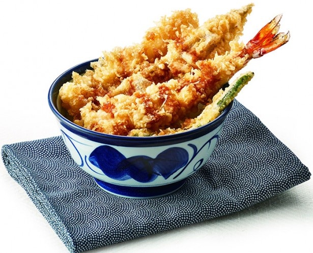 ｢大海老穴子天丼｣(みそ汁付980円)。大エビ、活〆(穴子)、大イカ、インゲンを盛り込んだ贅沢な1品