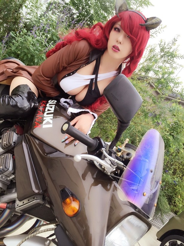 【写真を見る】バイクとコスプレという、かつてない組合せ
