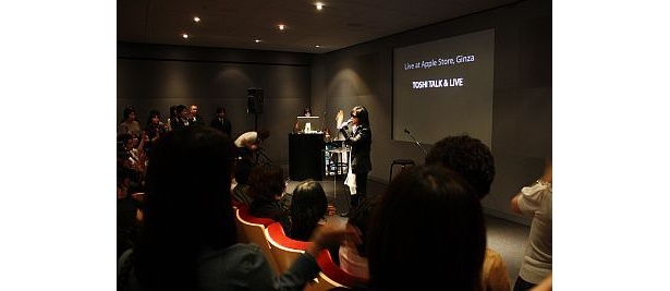 アップルストア銀座にTOSHI登場！“シャウトする癒しの歌”とは