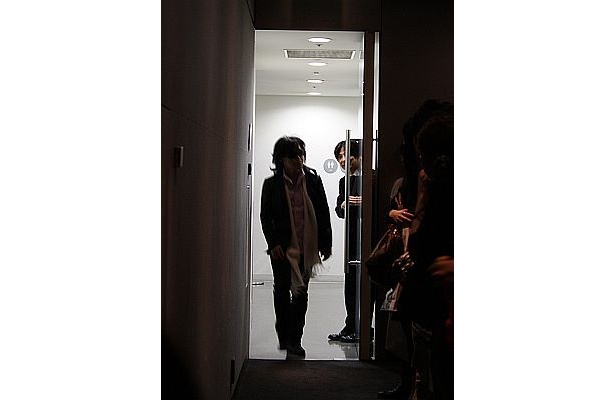 TOSHIが入場すると会場がさざなみ立つ雰囲気に