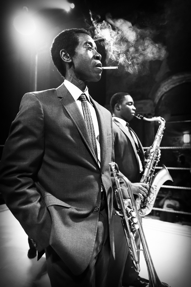 【写真を見る】チードルは『Miles Ahead』で監督だけでなく、マイルス・デイヴィス役で主演を務めている