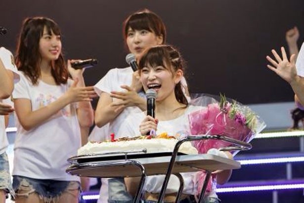 19歳の誕生日を祝福され、笑顔を見せる吉田朱里