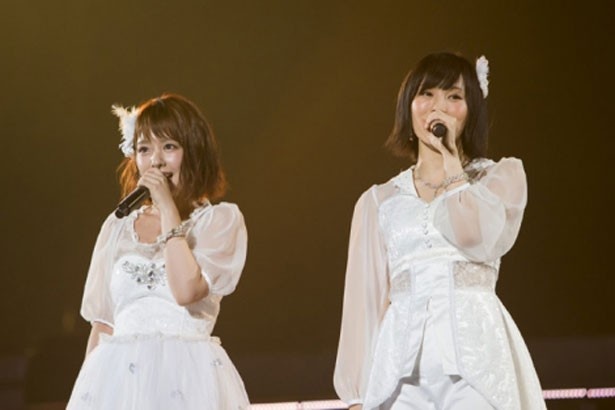 13位の『友達』を歌う山田菜々(左)と山本彩(右)