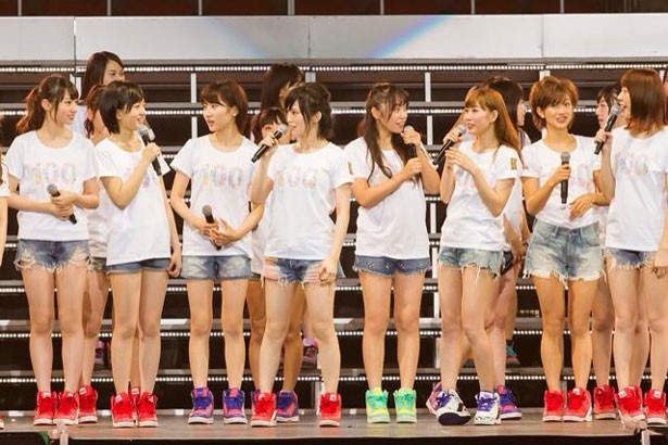 トークでも会場を盛り上げるNMB48のメンバー
