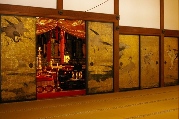 寺内のふすまは群鶴や松の絵で彩られ、絢爛なギャラリーのようだ