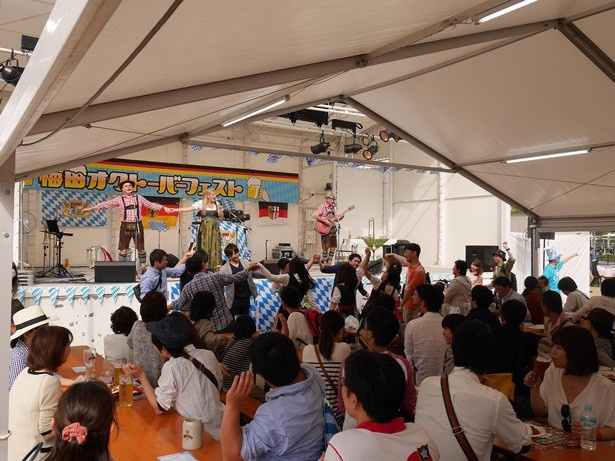 【写真を見る】民族音楽のライブもあり、梅田にいながらドイツ気分を味わえる