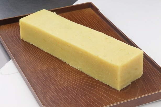 素材の味を生かすため、サツマイモと砂糖のみで作るいもようかん(410円、つくし屋)
