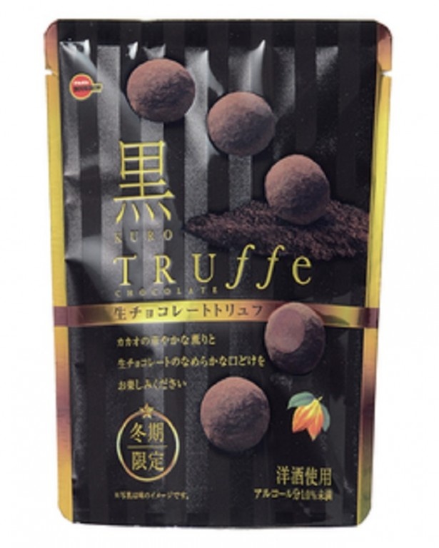ビターチョコレートの中になめらかな口どけの生チョコレートを閉じ込めた「黒トリュフチョコレート」(希望小売価格・税抜230円)