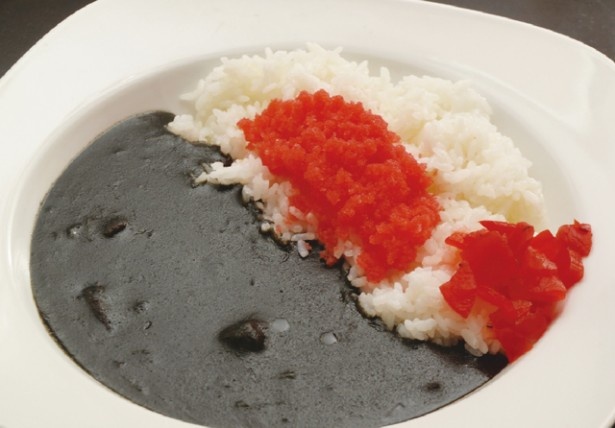 瑠璃ズキッチンの「味のめんたい黒カレー」。コクのあるルーに明太子のピリリとした辛さがマッチ
