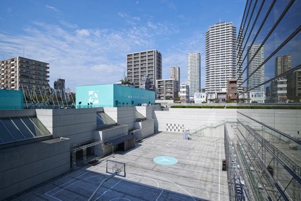 東京都現代美術館に特設スペースが登場。敷地内にはコートも併設