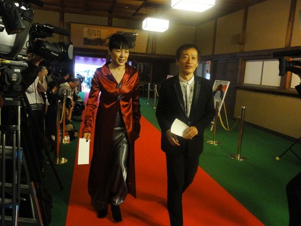写真左から、桃井かおりと映画プロデューサー・奥山 和由