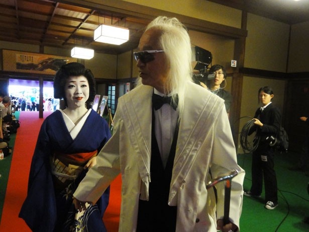 レッドカーペットに舞妓さんと登場した内田裕也