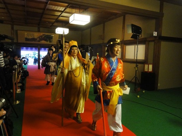 すっちー(写真右から2人目)一行は「よしもと新喜劇 映画『西遊記』」の衣装で登場