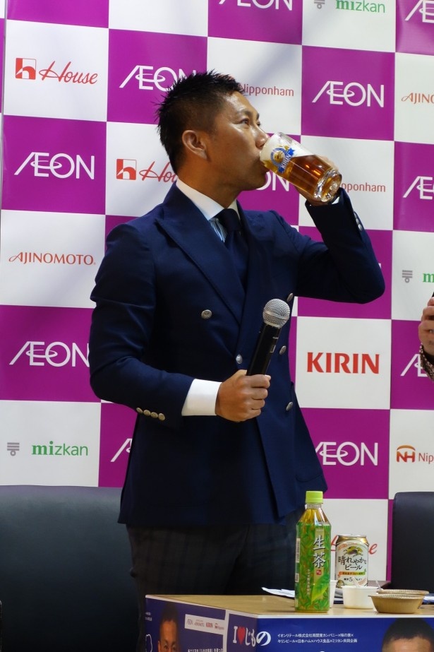 【写真を見る】鍋の試食とともにグイッと一口！