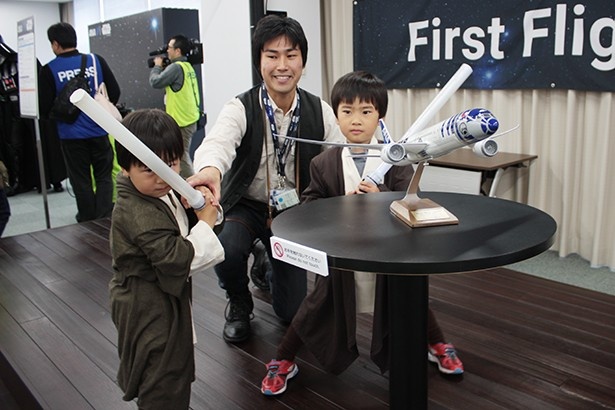 かわいらしいジェダイの騎士たちは「R2-D2 ANA JET」のレプリカの前で記念撮影