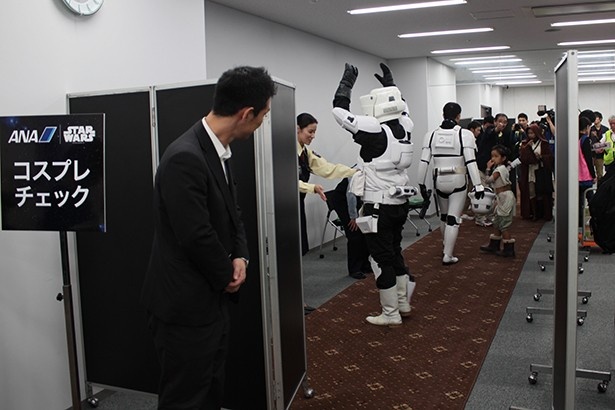 武器は持ち込み不可？ボディチェックさながらの、コスプレチェックの様子