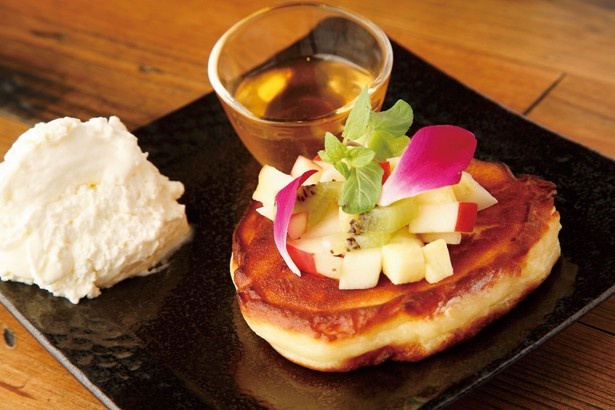 米粉パンケーキ(750円)に、生クリーム(200円)とカットフルーツ(150円)をプラス。カリカリ＆モチモチの食感はやみつきに！(CAFE コメコ)