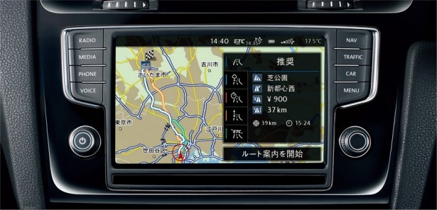 【写真を見る】「Discover Pro」はナビゲーション、オーディオ＆ビジュアル、車両に関する情報などを集約し、すべての操作を大型タッチパネルで直感的に操れる最新システム