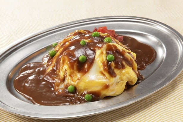 【写真を見る】センターグリルの「濱オム」(851円)。ケチャップライスをとろとろ卵とデミグラスソースで包んでいる