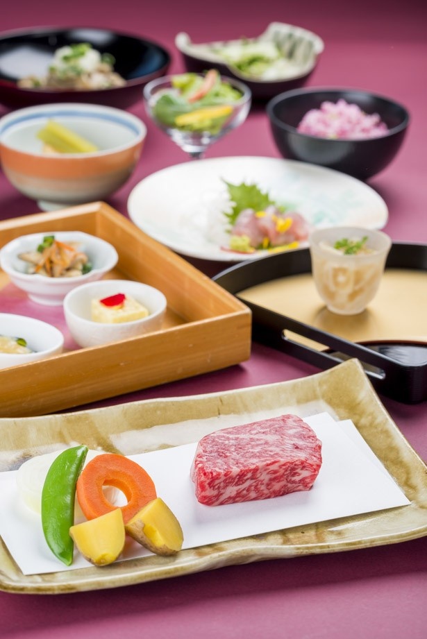 鉄板焼 石狩の「道産牛昼膳」は、月替わりの道産牛がメインの品数豊富なランチ。10月はふらの牛のサーロインの他、北海道各地の食材を使った料理がそろう ※写真はイメージ
