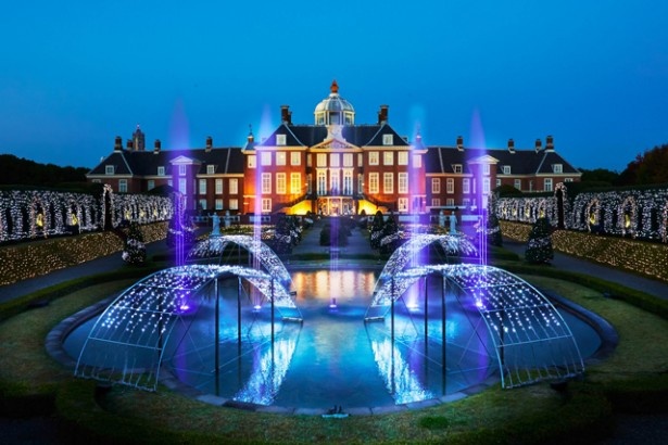 荘厳なパレス ハウステンボスをライトアップした「光の宮殿」。音楽とイルミ、噴水のコラボレーションは必見！
