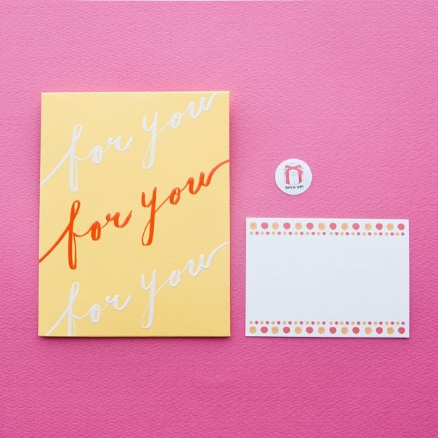 【写真を見る】幅広いシーンで使える、「for you」のメッセージが入った「POSA Gift Wrapping」(300円)