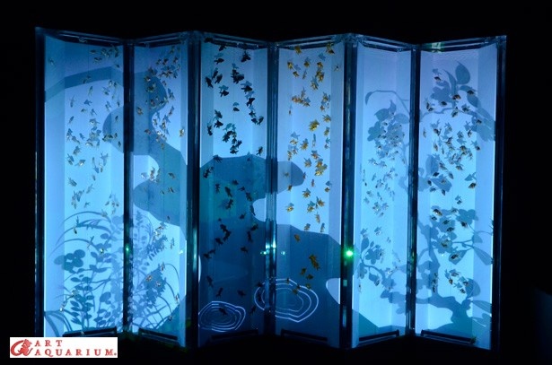 最新の映像技術によるバーチャルと泳ぐ金魚というリアルを融合させた「ビョウブリウム」(京都初登場)。水墨画に泳ぐ金魚とその影で絵が完成する