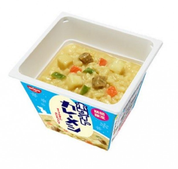 【写真見る】カレーなのに白いというギャップを楽しめる本格的なカレー「日清ホワイトカレーメシ」（希望小売価格・税抜220円）